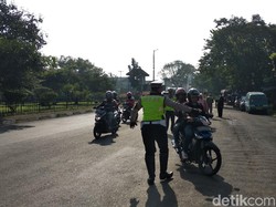 Polisi Bertindak Tegas, Pemotor Berboncengan Disuruh Putar Balik