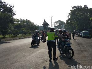 Polisi Bertindak Tegas, Pemotor Berboncengan Disuruh Putar Balik Polisi Bertindak Tegas, Pemotor Berboncengan Disuruh Putar Balik