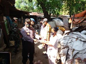 Saat TNI-Polisi Pondok Aren Blusukan ke Lapak Pemulung Bagikan Nasi Bungkus Saat TNI-Polisi Pondok Aren Blusukan ke Lapak Pemulung Bagikan Nasi Bungkus