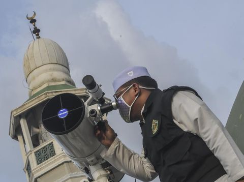 Petugas Masjid Al-Musyariin melihat posisi hilal (bulan sabit muda) menggunakan teropong untuk menentukan 1 Ramadhan 1441 H di Jakarta Barat, Kamis (23/4/2020). Berdasarkan pantauan hilal di beberapa daerah, Kementerian Agama menetapkan 1 Ramadhan 1441 H jatuh pada Jumat (24/4/2020). ANTARA FOTO/Muhammad Adimaja/aww.