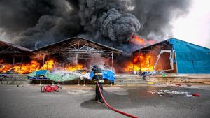 Penampakan Kobaran Api Melalap Pasar Seken Taras Batam