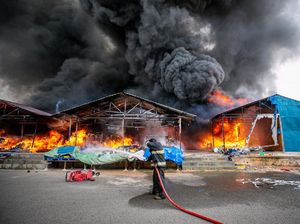 Penampakan Kobaran Api Melalap Pasar Seken Taras Batam