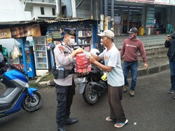 Dirikan Dapur Umum, Brimob Polda Jabar Berdayakan Warung Kecil