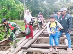 Jembatan di Rohul Riau Rusak Parah, Babinsa Siaga Bantu Warga Nyeberang