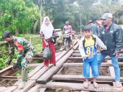 Jembatan di Rohul Riau Rusak Parah, Babinsa Siaga Bantu Warga Nyeberang