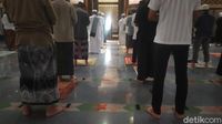 Salat Tarawih di Cianjur Terapkan Physical Distancing