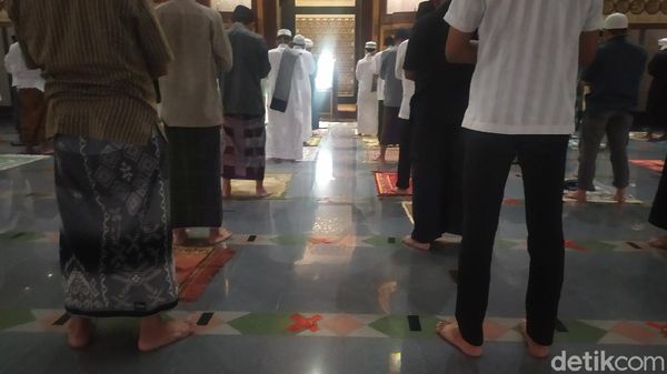 Salat Tarawih di Cianjur Terapkan Physical Distancing