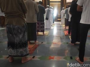 Salat Tarawih di Cianjur Terapkan Physical Distancing