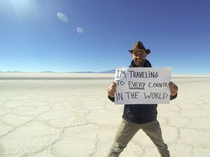 Lagi Keliling Dunia, Pria Ini Terjebak di Hong Kong karena Corona