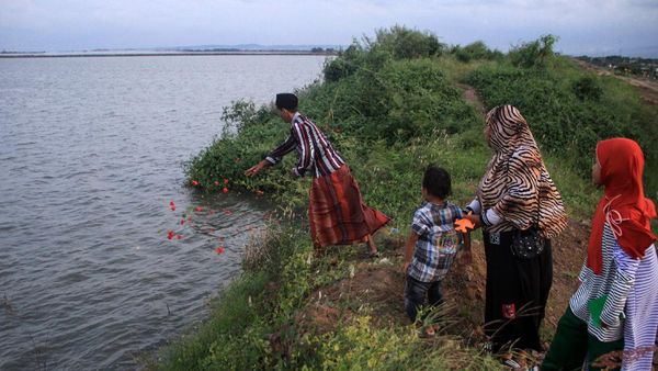 Ziarah Makam yang Tenggelam Imbas Lumpur Lapindo