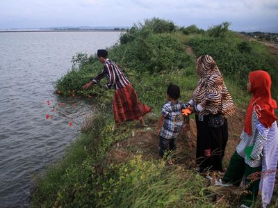 Ziarah Makam yang Tenggelam Imbas Lumpur Lapindo