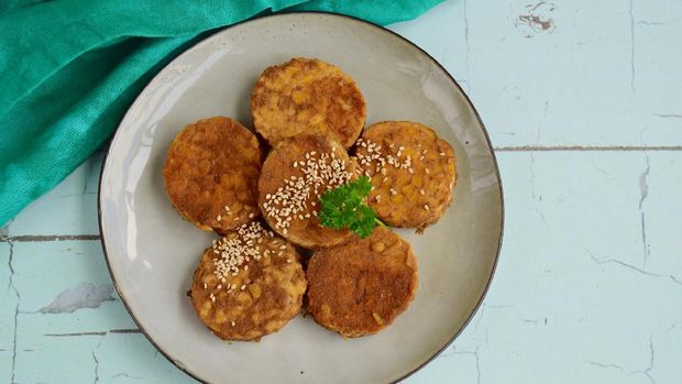 ilustrasi tempe bacem Tempe Bacem (braised Tempeh with soy sauce and spices), Indonesian traditional food. Garnish with sesame seeds and parsley