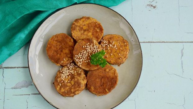 Tempe Bacem (braised Tempeh with soy sauce and spices), Indonesian traditional food. Garnish with sesame seeds and parsley