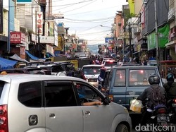 Jelang Puasa, Warga Garut Padati Pusat Kota untuk Berbelanja