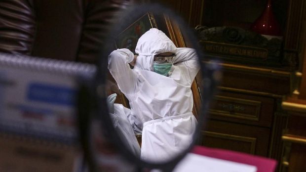 Dokter gigi menggunakan Alat Pelindung Diri (APD) bersiap untuk memeriksa pasien di salah satu klinik gigi di Jakarta, Rabu (22/4/2020). Penggunaan APD tersebut untuk mengantisipasi penyebaran COVID-19 dan menjadi Standar Operasional Prosedur (SOP) pemeriksaan gigi saat pandemi. ANTARA FOTO/Rivan Awal Lingga/foc.
