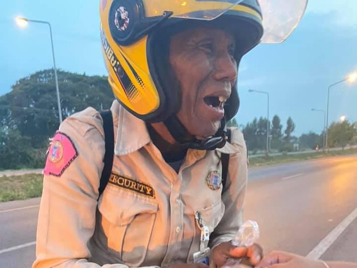 pria tua mudik naik sepeda