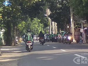 Driver Ojol Rela Antre di Bambu Apus demi Nasi Bungkus