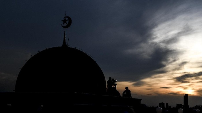Petugas Masjid Al-Musyariin melihat posisi hilal (bulan sabit muda) menggunakan teropong untuk menentukan 1 Ramadhan 1441 H di Jakarta Barat, Kamis (23/4/2020). Berdasarkan pantauan hilal di beberapa daerah, Kementerian Agama menetapkan 1 Ramadhan 1441 H jatuh pada Jumat (24/4/2020). ANTARA FOTO/Muhammad Adimaja/aww.