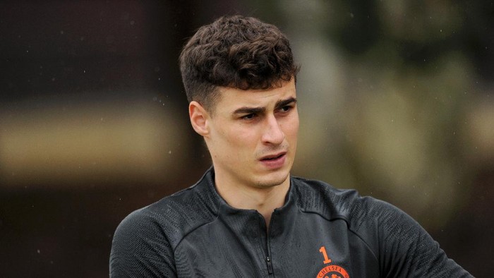 COBHAM, ENGLAND - FEBRUARY 24: Kepa Arrizabalaga of Chelsea walks out ahead of a training session ahead of their UEFA Champions League Round of 16 first leg match against Bayern Munich at Chelsea Training Ground on February 24, 2020 in Cobham, England. (Photo by Alex Burstow/Getty Images)C