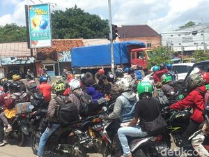 Sehari Sebelum Larangan Mudik, Pemotor Plat B Padati Jalur Pantura