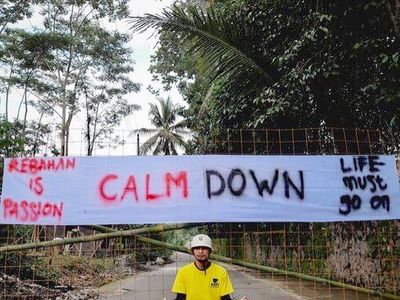 Bikin Ngakak, Rupa-rupa Spanduk Lockdown Khas Indonesia: Lauk Daun sampai Download