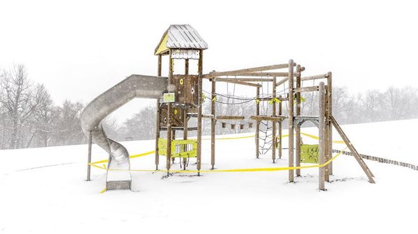 Dampak Corona, Taman Bermain Kosong