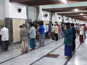 Masjid Ampel Surabaya Tetap Gelar Salat Tarawih, Jarak Antar Jemaah 1 Meter