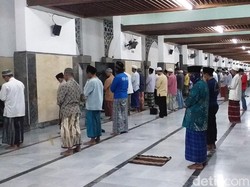 Masjid Ampel Surabaya Tetap Gelar Salat Tarawih, Jarak Antar Jemaah 1 Meter