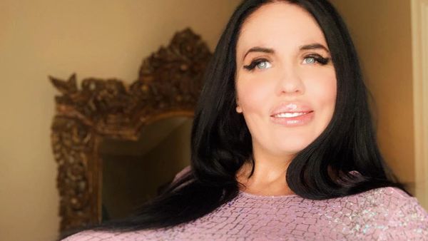 Foto: Wanita dengan Dada Bombastis, Suntikkan Dada Pakai Cairan Infus