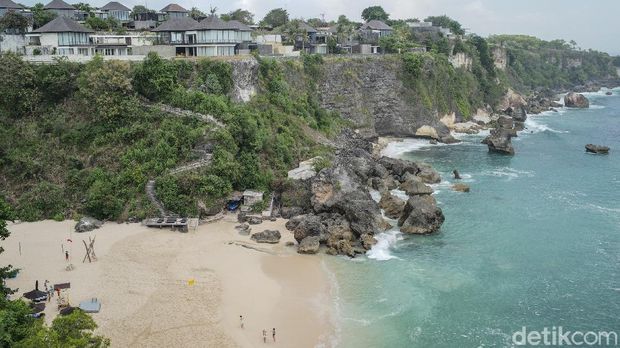 Kangen birunya laut atau sejuknya pegunungan? Pantai Kubu Beach bisa masuk daftar yang harus dikunjungi setelah badai Corona ini berlalu. Lihat dulu yuk foto-fotonya.