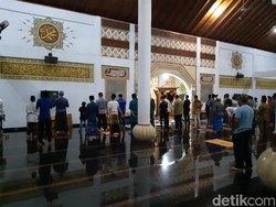 Masjid Agung Serang Tetap Gelar Salat Tarawih, Jarak Antar Jemaah 1 Meter