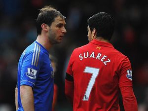 Carragher Bilang, Suarez Sempat Nggak Ngaku Gigit Ivanovic Carragher Bilang, Suarez Sempat Nggak Ngaku Gigit Ivanovic