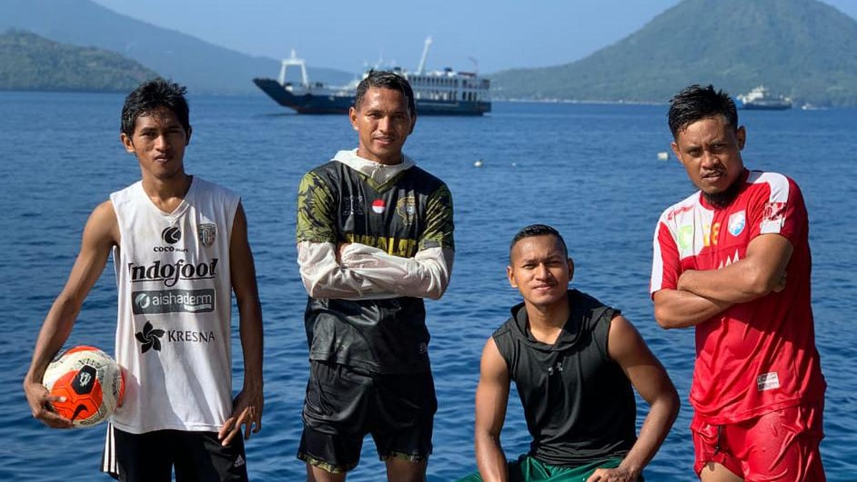 Abduh Lestaluhu berlatih bersama keluarga di Ternate. (Foto: dok.Tira Persikabo)