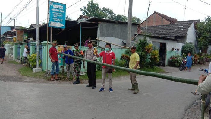 desa di Kecamatan Kademangan Kabupaten Blitar melockdown jalan desanya