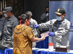 Bakamla Beri Sembako dan Masker ke Warga-Driver Ojol yang Terdampak Corona