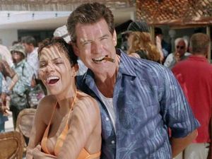 Halle Berry Hampir Mati Tersedak, James Bond Keluarkan Gerakan Heimlich