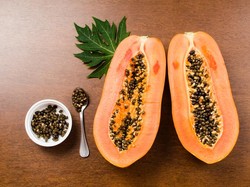 5 Khasiat dan Efek Samping Konsumsi Biji Pepaya