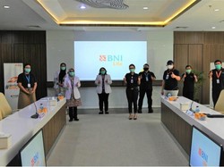 Bersatu Lawan COVID-19, BNI Life Beri Bantuan Medis ke 12 Puskesmas