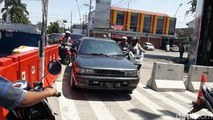 Hari Pertama PSBB di Tegal, Kendaraan Masih Bisa Menerobos Barikade