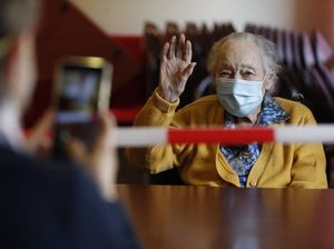 Cerita Sedih Para Lansia Prancis Diisolasi di Panti Jompo: Kami Dipenjara