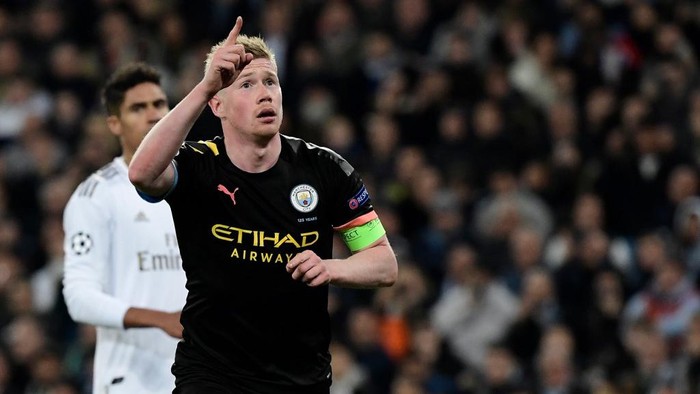 Manchester Citys Belgian midfielder Kevin De Bruyne celebrates his goal during the UEFA Champions League round of 16 first-leg football match between Real Madrid CF and Manchester City at the Santiago Bernabeu stadium in Madrid on February 26, 2020. (Photo by JAVIER SORIANO / AFP)