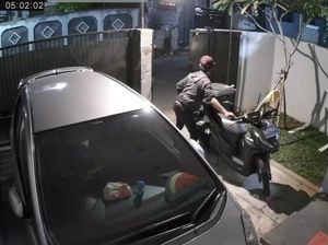 Terekam CCTV, Dua Pria Curi Motor di Pondok Aren Tak Sampai 3 Menit Terekam CCTV, Dua Pria Curi Motor di Pondok Aren Tak Sampai 3 Menit