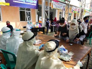 Pedagang-Pengunjung Pasar di Cilegon Jalani Rapid Test Virus Corona