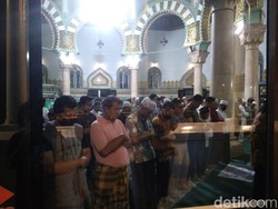 Warga Masih Tarawih di Masjid, Ulama Medan Minta Tak Anggap Remeh COVID