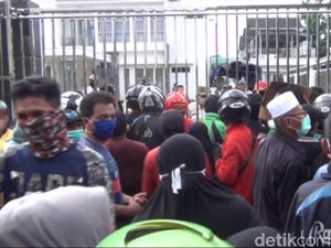 Gubernur Kaltim hingga Gorontalo Disorot karena Antrean Sembako Gubernur Kaltim hingga Gorontalo Disorot karena Antrean Sembako