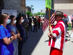Hadapi Demonstran Anti-Lockdown, Tenaga Medis AS Malah Dapat Cibiran