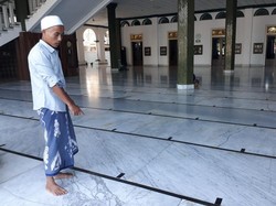 Masjid Agung Kota Pasuruan Gelar Tarawih, Saf 1 Meter dan Wajib Cuci Tangan