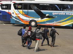 Banyak Pemudik Pakai Travel Gelap, Perlukah Transportasi Dibuka Lagi?
