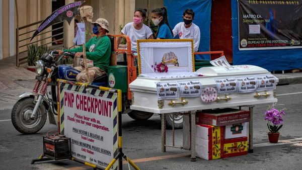 Lihat Lagi Cara Unik Warga Dunia Lawan Corona, dari Peti Mati-Pocong