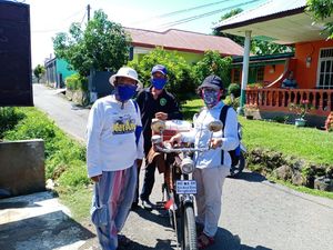 Bersepeda Ontel, Pak RT di Bengkulu Keliling Bagi Sembako-Cek Kondisi Warga